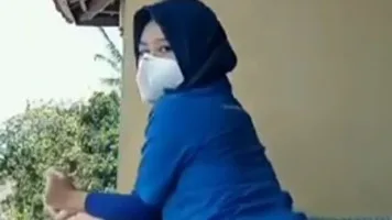 Bokep Indo Mbak Kasir Indomaret Pamer Memek di Balkon