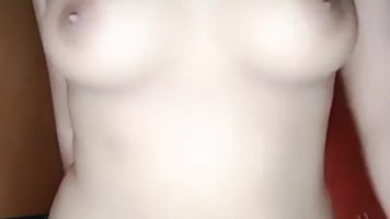 Bokep Indo Janet Jilbab Sange Colmek Pake Jari dan Botol