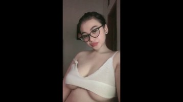 Desahan Si Cantik Dara Joget Sambil Pamerin Gunung Kembar