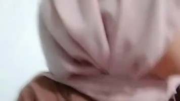 Bokep Jilbab – Ukhti Hijabers Cantik Remas Buah Dada Godain Pascol