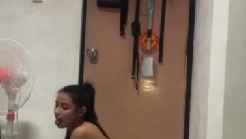 Colmek Nungging Dildo Hitam di Kost-an