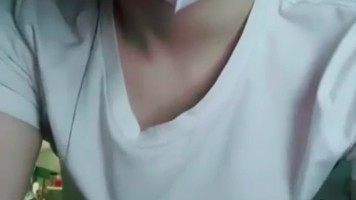 Laura Bugil Kobel Meki Sambil Berdiri